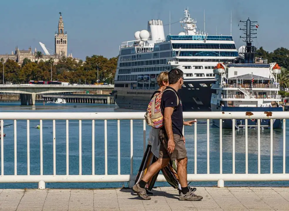 Imagen de archivo de cruceros en el Puerto de Sevilla. - Eduardo Briones / EP