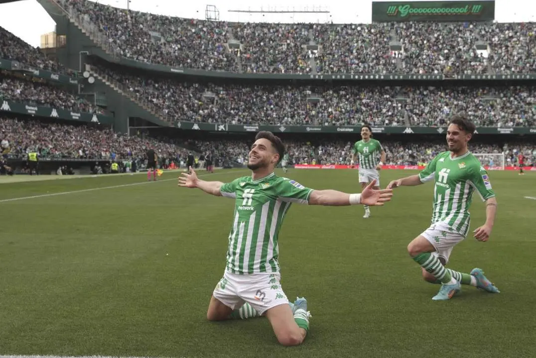 El lateral izquierdo del Real Betis, &Aacute;lex Moreno, celebra su gol contra el Osasuna de la pasada jornada. - efe