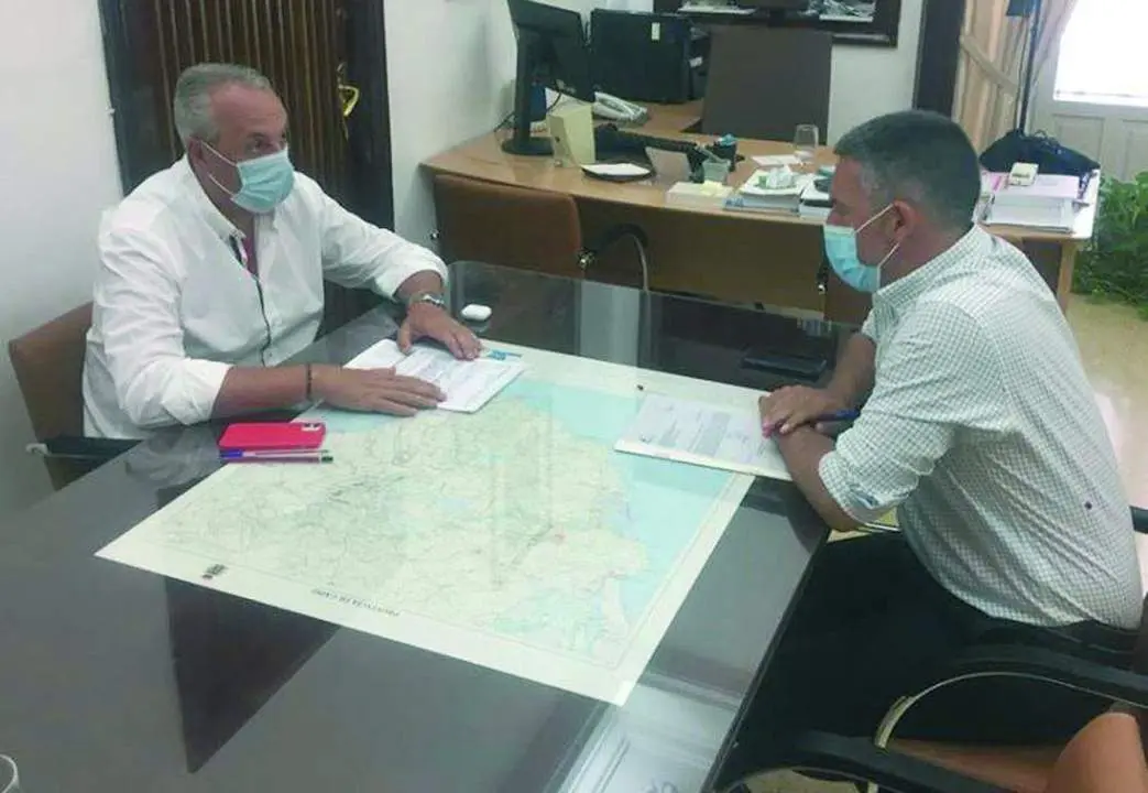 Juan Carlos Ruiz Boix reunido con el alcalde de Rota, Javier Ruiz Arana, en una imagen de archivo.   - viva