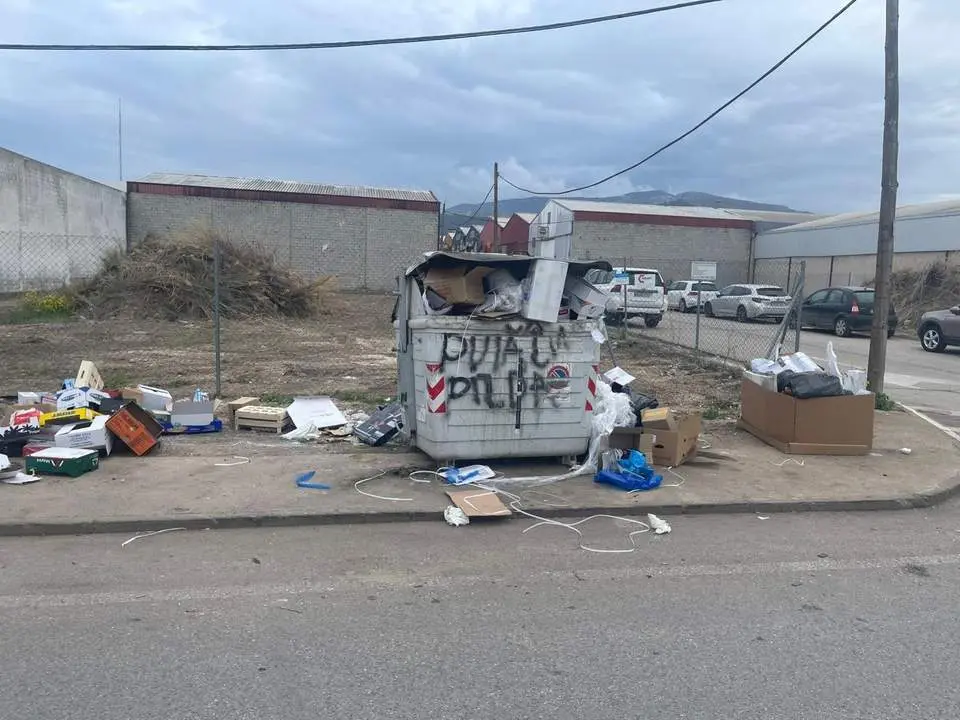 Basura acumulada alrededor de los contenedores .   - Viva Ja&eacute;n.