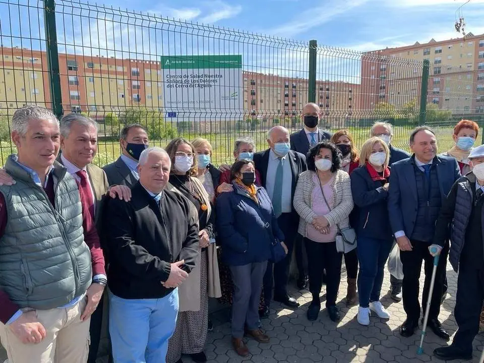 El consejero de Salud, Jes&uacute;s Aguirre, visita el solar en el que se construir&aacute; el nuevo centro de salud de El Cerro del &Aacute;guila. - EP