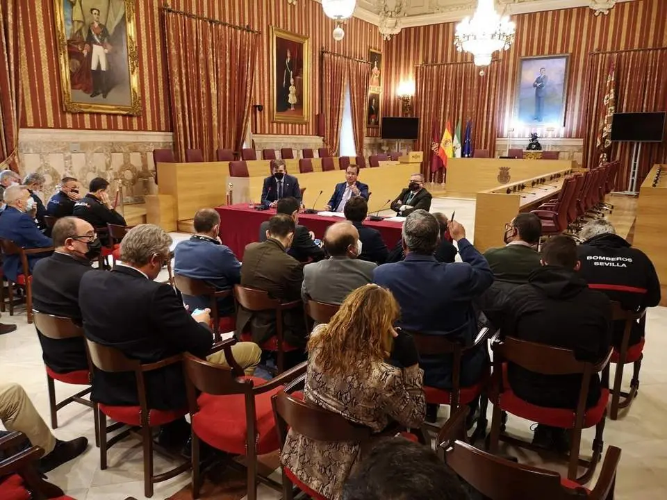 El delegado de Gobernaci&oacute;n, Fiestas Mayores y &Aacute;rea Metropolitana, Juan Carlos Cabrera, ha presidido la reuni&oacute;n del Cecop, cuya sede est&aacute; en el Ayuntamiento. - AYUNTAMIENTO DE SEVILLA