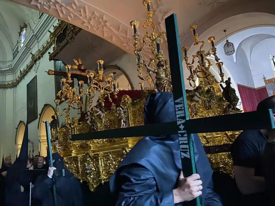 Nazarenos de la Veracruz en el templo - Jes&uacute;s Devesa