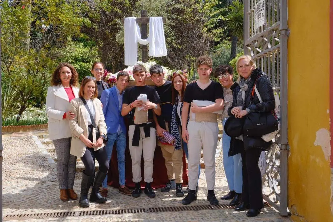 Los j&oacute;venes, con el paso de Semana Santa que prepararon. - Informaci&oacute;n.