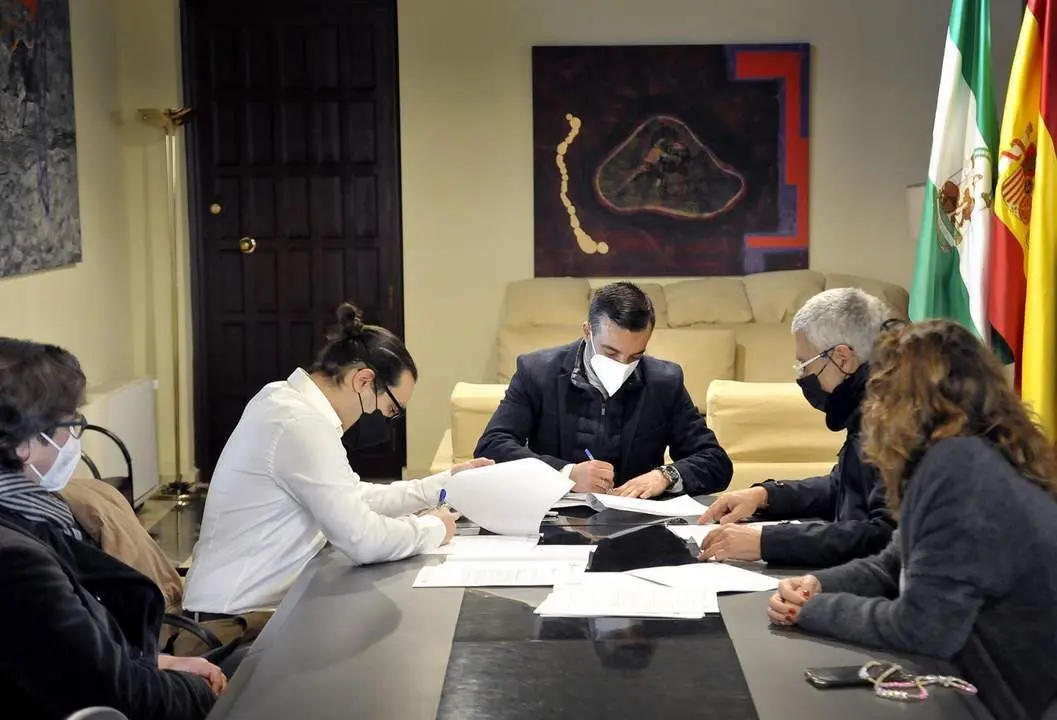 Miguel Barrionuevo y Jos&eacute; Antonio D&iacute;az, firmando el acta de ocupaci&oacute;n de la finca.  - Andaluc&iacute;a Informaci&oacute;n