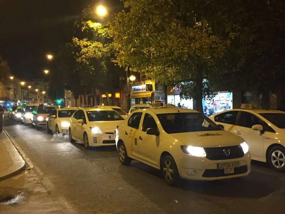Veh&iacute;culos del servicio p&uacute;blico del taxi en foto de archivo.  - EP