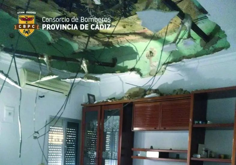 As&iacute; qued&oacute; el techo del sal&oacute;n.  - Bomberos