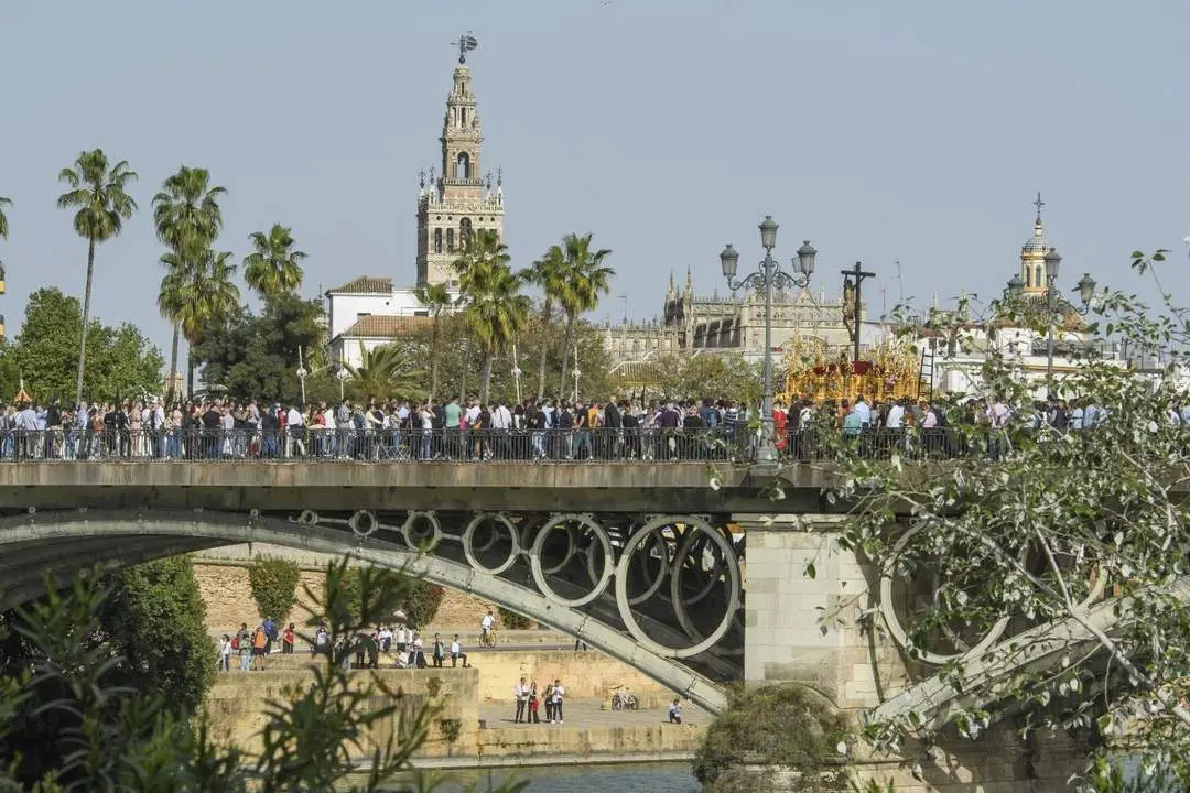 El Cachorro pasando por el puente de Triana. - EFE