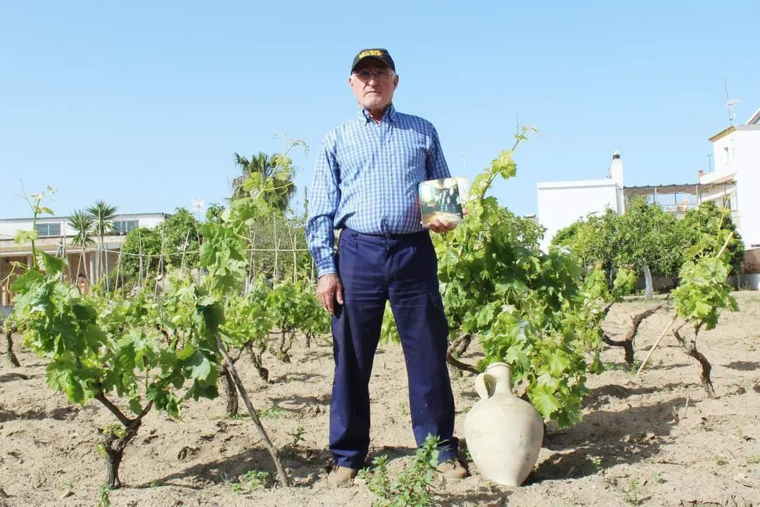 Jos&eacute; Luis Rangel con su nuevo libro, Torrescastillo, en el campo que tiene en su domicilio - Ra&uacute;l J. Bustillos