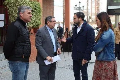 El secretario general del PSOE de M&aacute;laga, Daniel P&eacute;rez, y el secretario general del PSOE local, Antonio Moreno Ferrer, en un acto en V&eacute;lez-M&aacute;laga. - PSOE