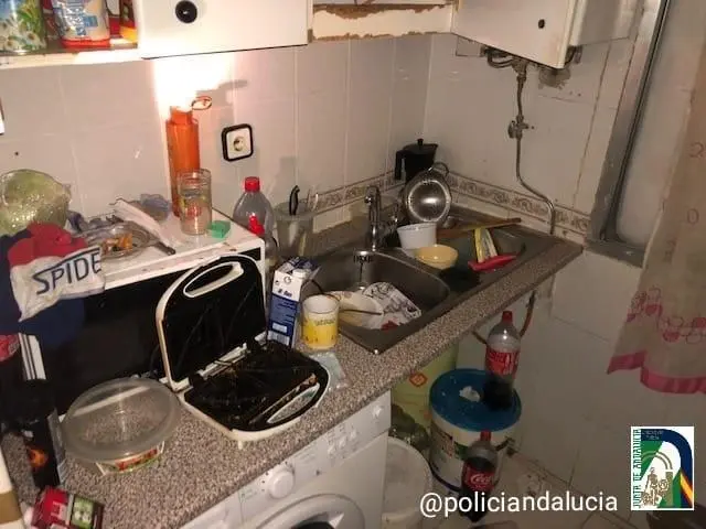 La casa donde viv&iacute;a el beb&eacute; --sin vacunar y sin estar dado de alta en el Registro-- estaba llena de basura. - JUNTA DE ANDLAUC&Iacute;A