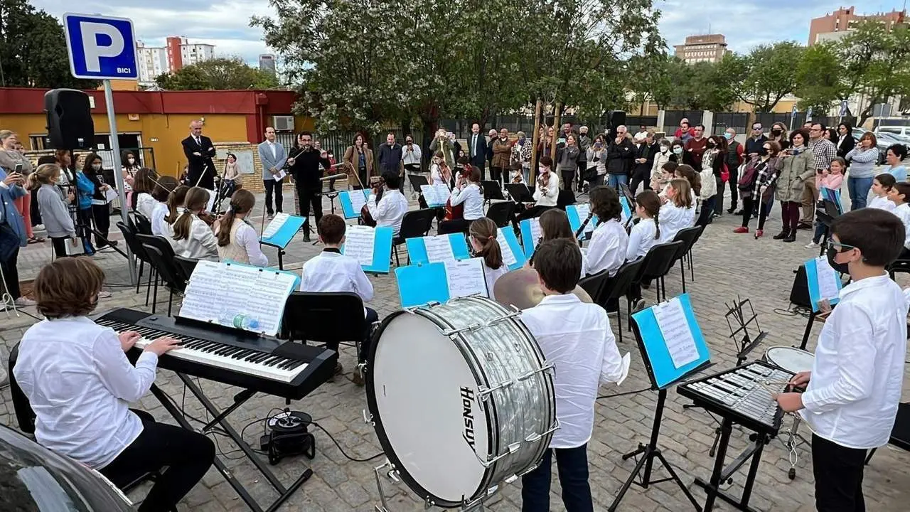 Concierto ofrecido por los alumnos del Conservatorio de M&uacute;sica de Triana para inaugurar la reordenaci&oacute;n del espacio acometida por el Ayuntamiento de Sevilla. - AYUNTAMIENTO DE SEVILLA