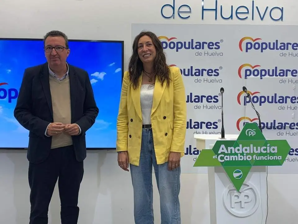 La secretaria general del PP-A, Loles L&oacute;pez, acompa&ntilde;ada por el presidente provincial del PP de Huelva, Manuel Andr&eacute;s Gonz&aacute;lez. - VH
