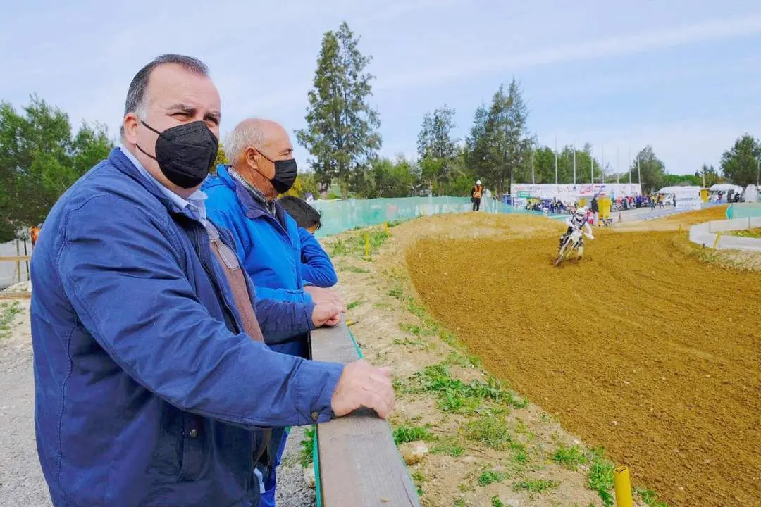 David Salazar y Diego Rodr&iacute;guez presenciando las pruebas en el Circuito de El Barrero - A. I.