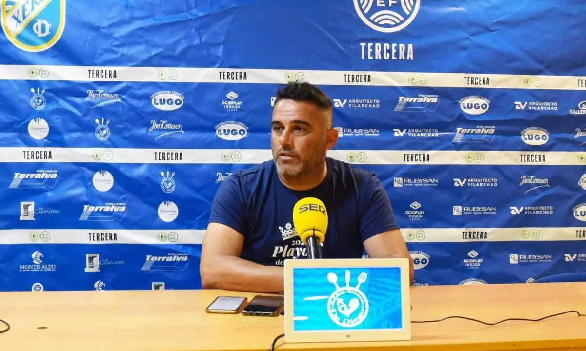 Emilio Fajardo, este domingo en la sala de prensa de Chap&iacute;n. - Xerez CD
