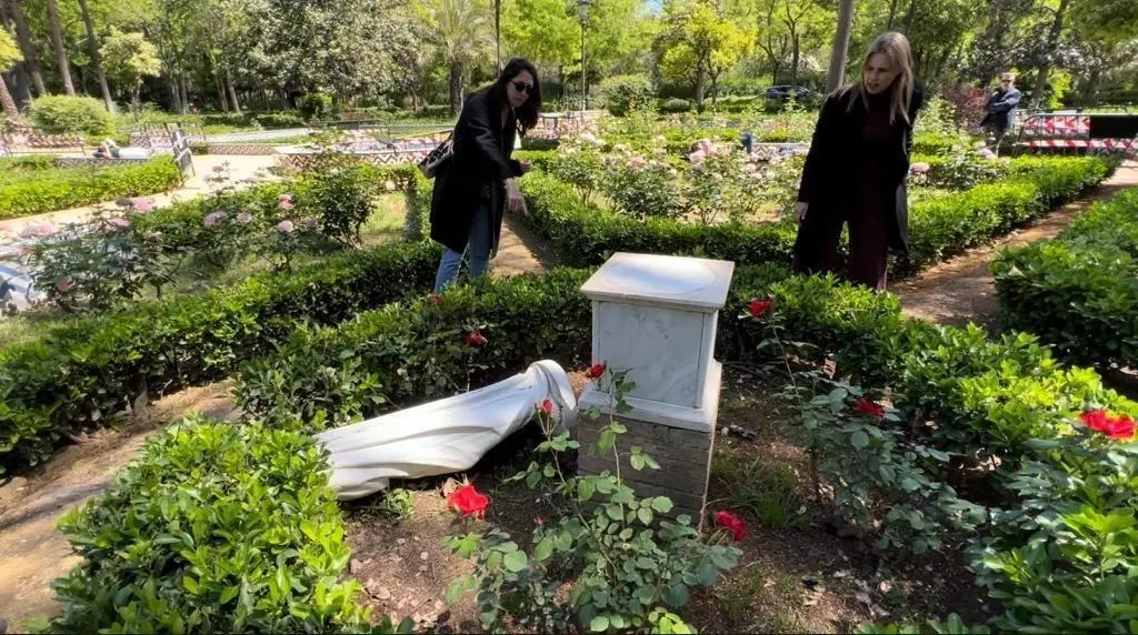 La portavoz de Vox en el Ayuntamiento de Sevilla, Cristina Pel&aacute;ez, en el Parque de Mar&iacute;a Luisa. - VOX SEVILLA