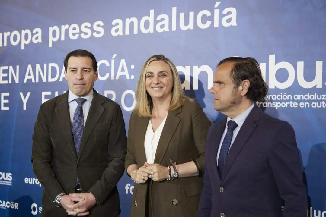 El delegado de Andaluc&iacute;a de EuropaPress, Francisco Mor&oacute;n, junto a la consejera de Fomento, Marifr&aacute;n Carazo, y el presidente de Fandabus, Valeriano D&iacute;az. - JOAQUIN CORCHERO / EP