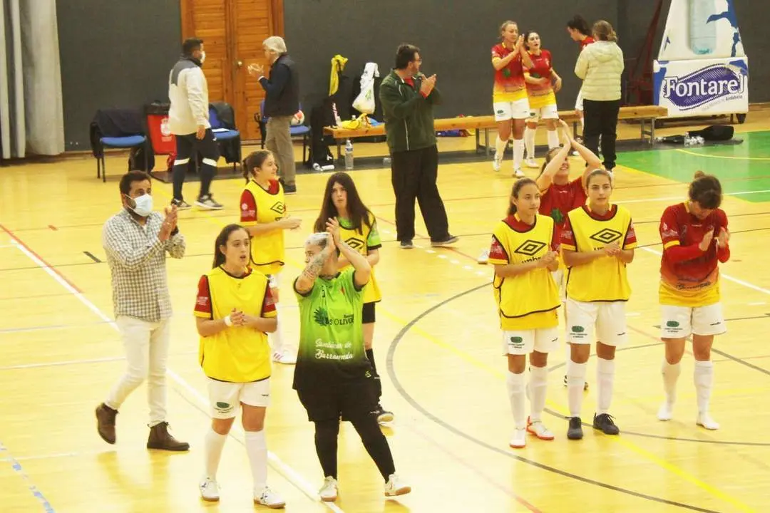 Las sanluque&ntilde;as aplauden a su afici&oacute;n por el apoyo recibido - Ra&uacute;l J. Bustillos