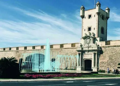 Recreaci&oacute;n del proyecto de la nueva fuente situada frente a las Puertas de Tierra. - Aguas de C&aacute;diz
