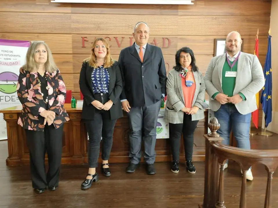 La secretaria de Estado de Igualdad, &Aacute;ngela Rodr&iacute;guez, segunda por la izquierda, junto a representantes de la USAL y de la jornada de debate sobre igualdad. - EUROPA PRESS