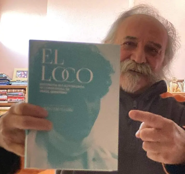Jes&uacute;s Melgar, con el libro. - Gorka Zumeta / Facebook