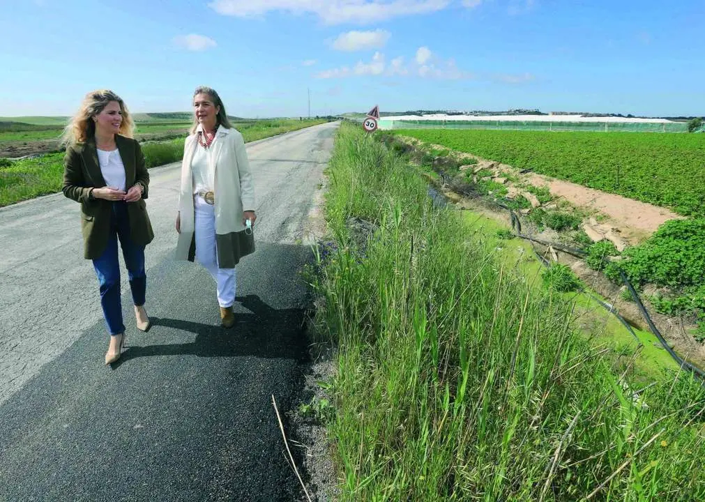 Ana Mestre y Ana Bert&oacute;n en la carretera del Pr&aacute;ctico. - Informaci&oacute;n.