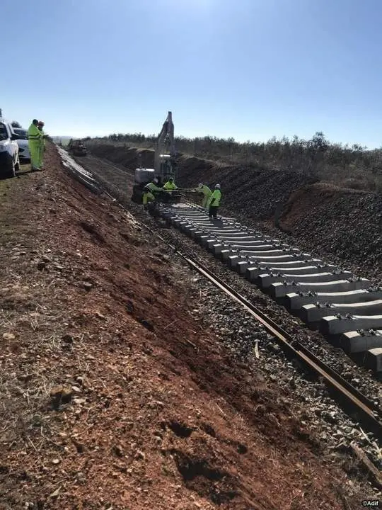 Trabajos de renovaci&oacute;n de una v&iacute;a de ancho convencional. - VH