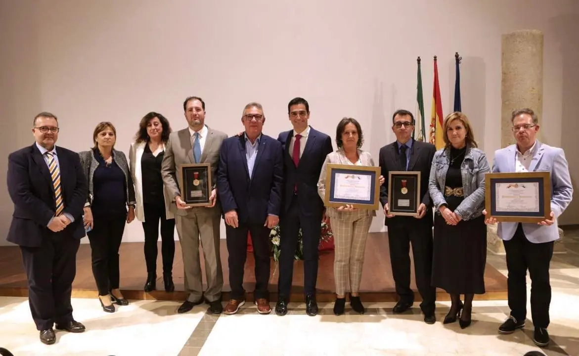 Entrega de la Medalla de Oro de la Ciudad a los profesionales sanitarios en el acto celebrado en la Trinidad.  - 