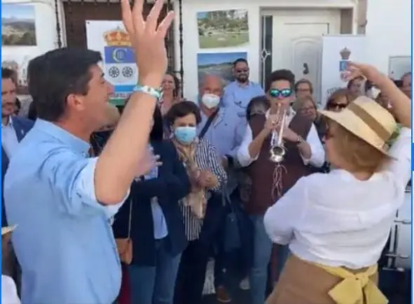 Juan Mar&iacute;n, asido a Sevilla, baila sevillanas en la feria de abril. - Twitter de Juan Mar&iacute;n