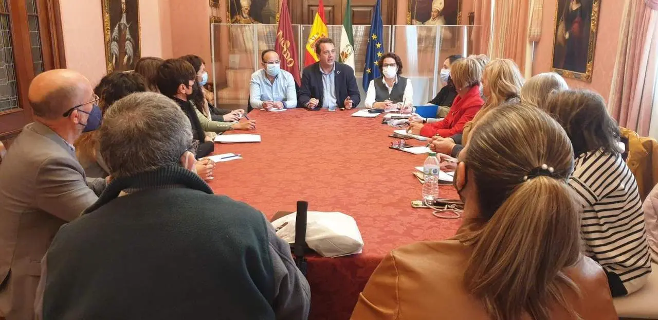 Un momento de la reuni&oacute;n preparatoria. - Ayto