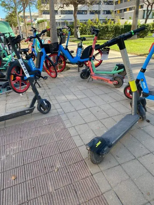 Patinetes sobre las aceras en Teatinos. - PSOE M&aacute;laga