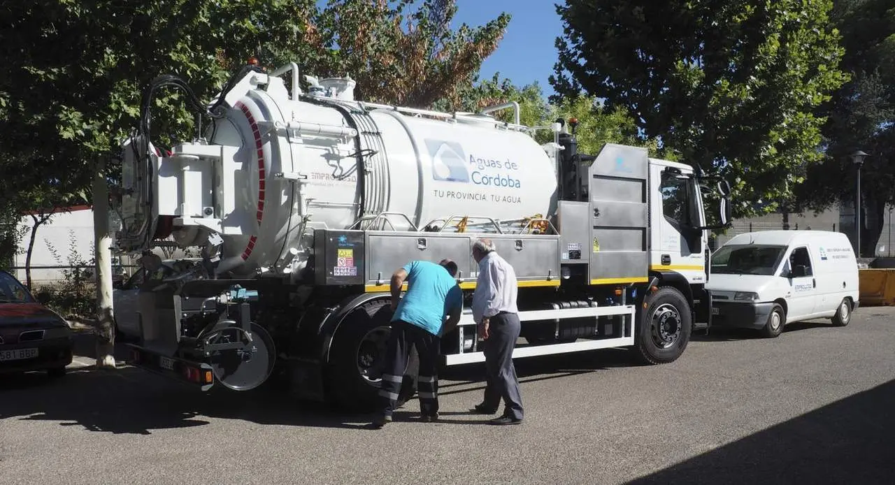 Uno de los camiones cisterna de la empresa provincial de aguas, Emproacsa.   - 