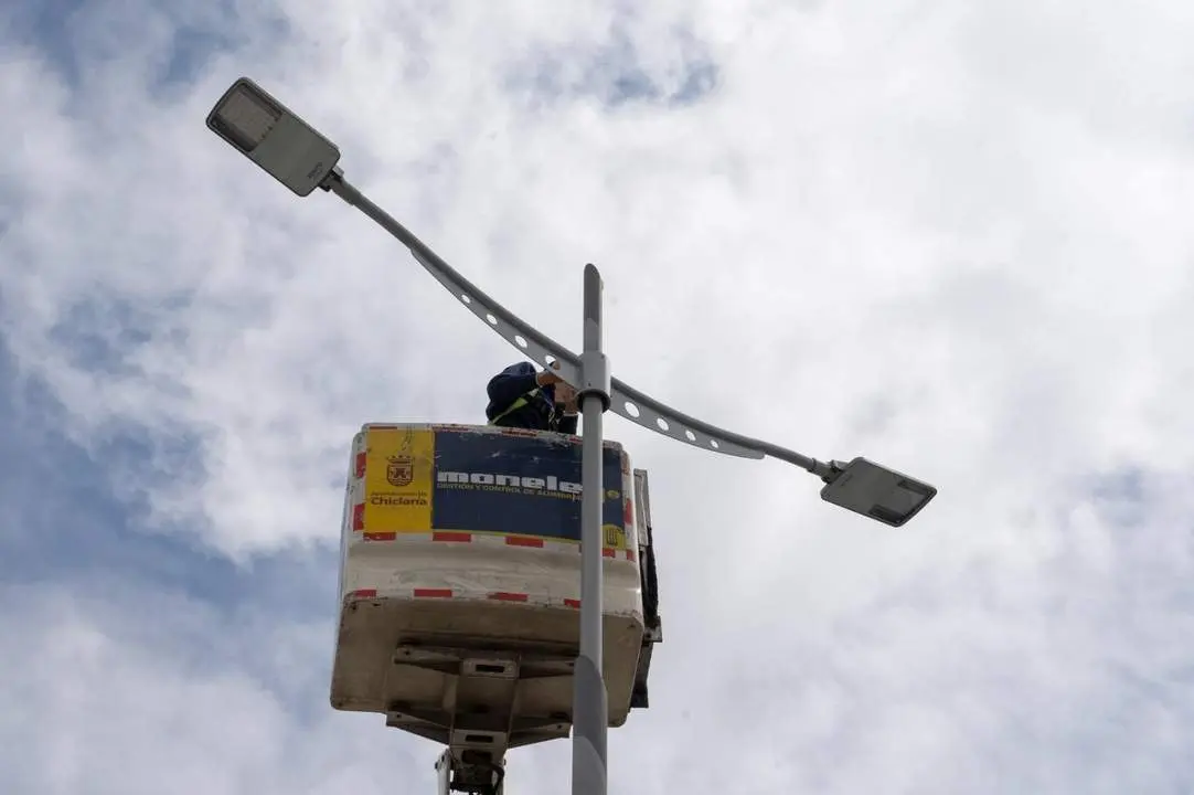 Operarios instalando farolas. | Ayuntamiento.