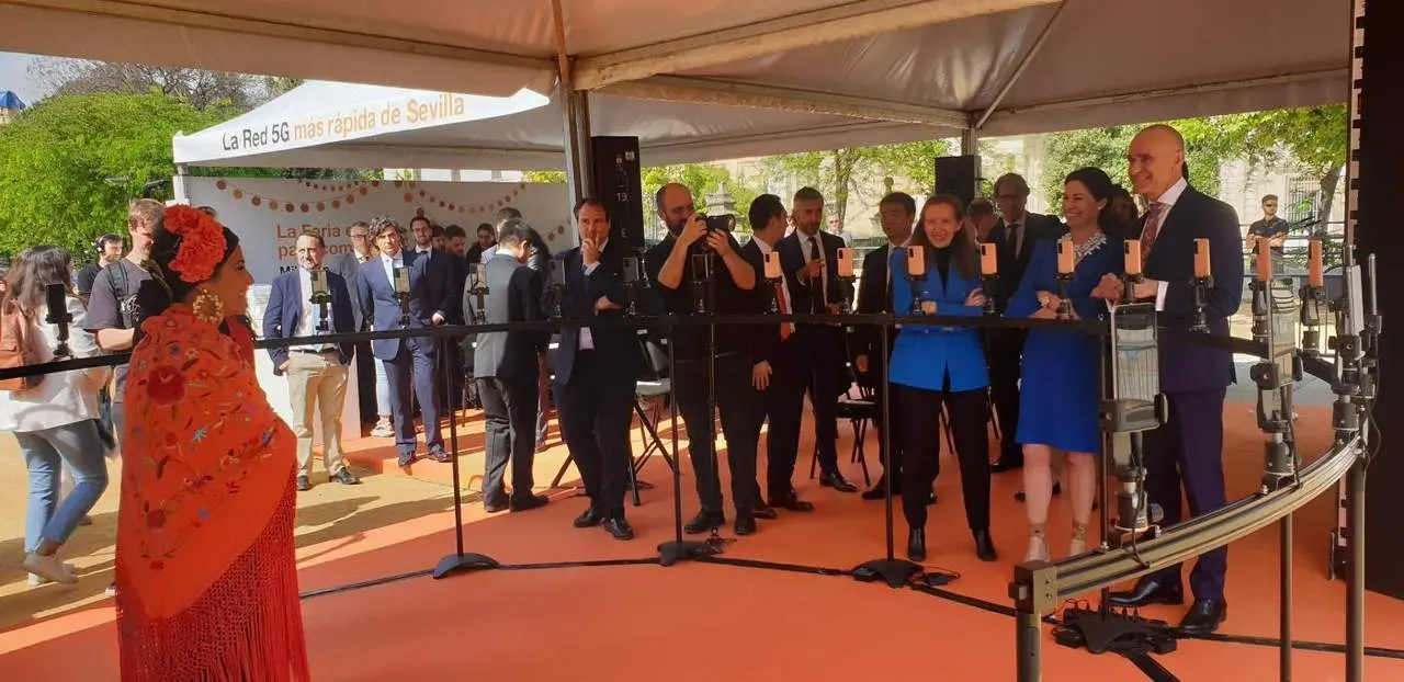 Prueba sobre el 5G en el Prado de San Sebasti&aacute;n organizada por Orange y Huawei y a la que ha asistido el alcalde de Sevilla, Antonio Mu&ntilde;oz.  - AYTO SEVILLA