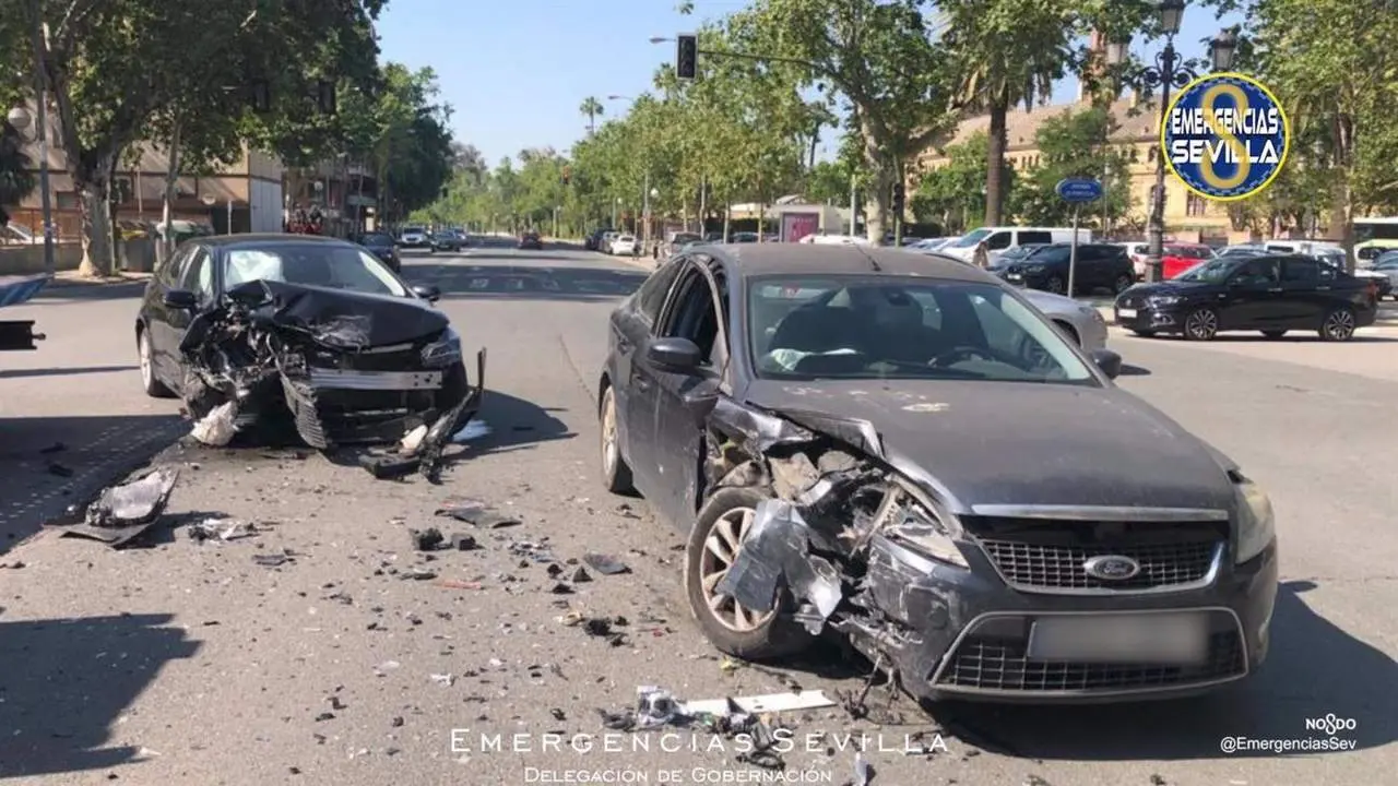 Siniestro vial en la avenida de la Borbolla.  - EMERGENCIAS SEVILLA