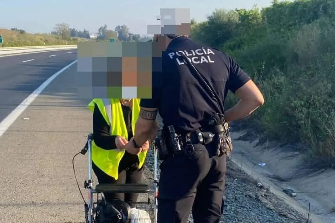 Un agente auxilia a la mujer. - AYTO