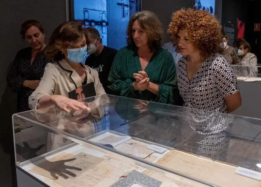 Carmen Calvo y Maria Eugenia Lim&oacute;n visitan la muestra 'Donde NO habite el olvido'. - VH