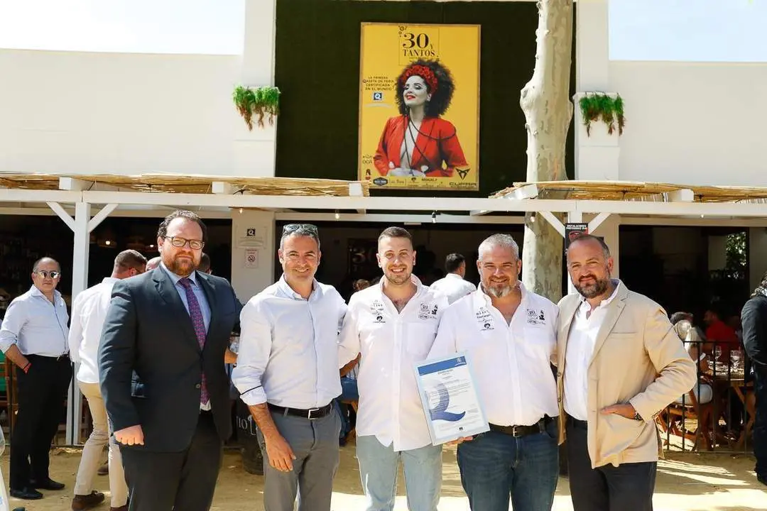Los representantes de la caseta con la Q de calidad - Cristo Garc&iacute;a