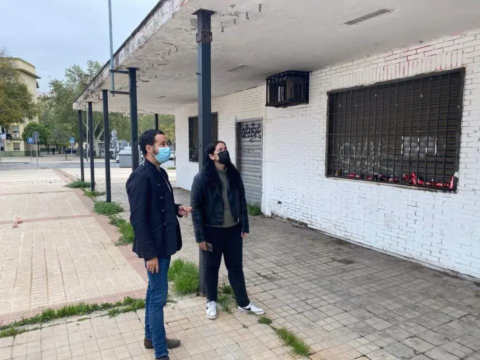 El concejal de IU y portavoz de la coalici&oacute;n IU-Podemos, Daniel Gonz&aacute;lez Rojas, junto a los locales anexos al Mercado Tiro de L&iacute;nea. - IU