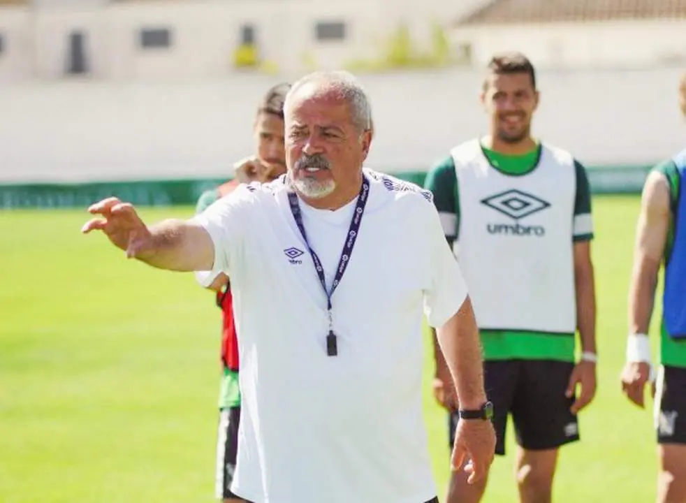 Iriondo en una sesi&oacute;n de entrenamiento del Atl&eacute;tico Sanluque&ntilde;o - ASCF