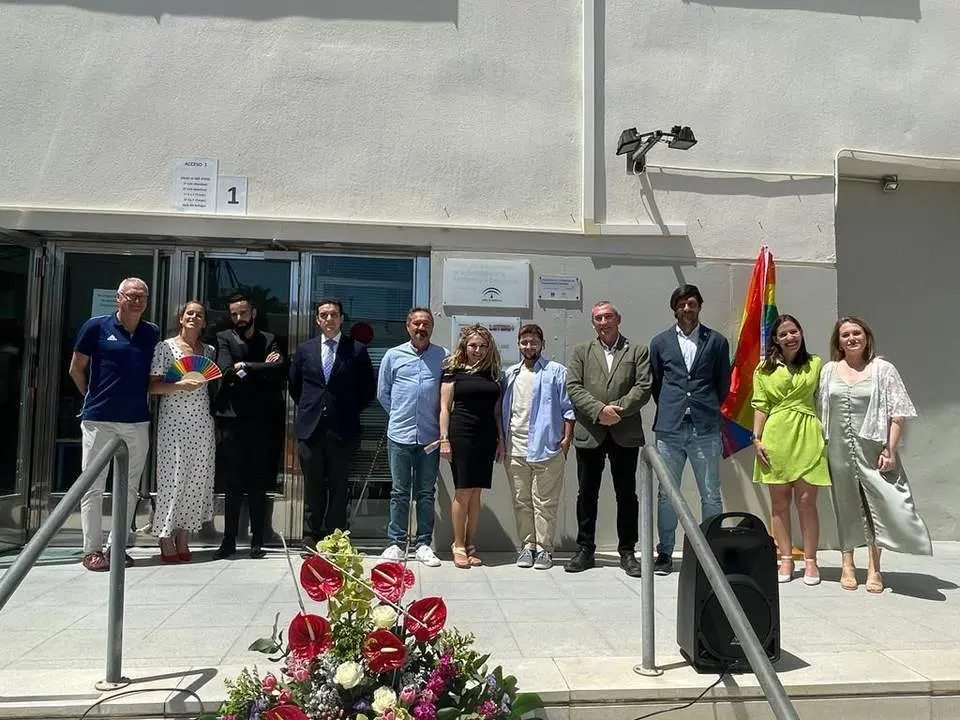 Autoridades del Gobierno auton&oacute;mico y municipal, durante la visita al IES Cornelio Balbo. - VIVA