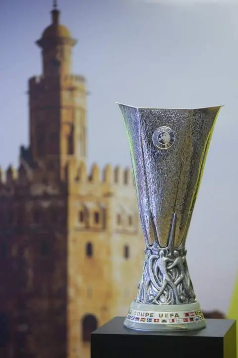 Detalle de la copa durante la llegada de la copa de la UEFA Europa League en el Paseo de Marqu&eacute;s de Contadero de Sevilla. - JOAQU&Iacute;N CORCHERO / EP
