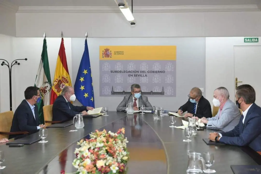 Firma del convenio para la construcci&oacute;n de la EDAR de Isla Mayor. - SUBDELEGACION 