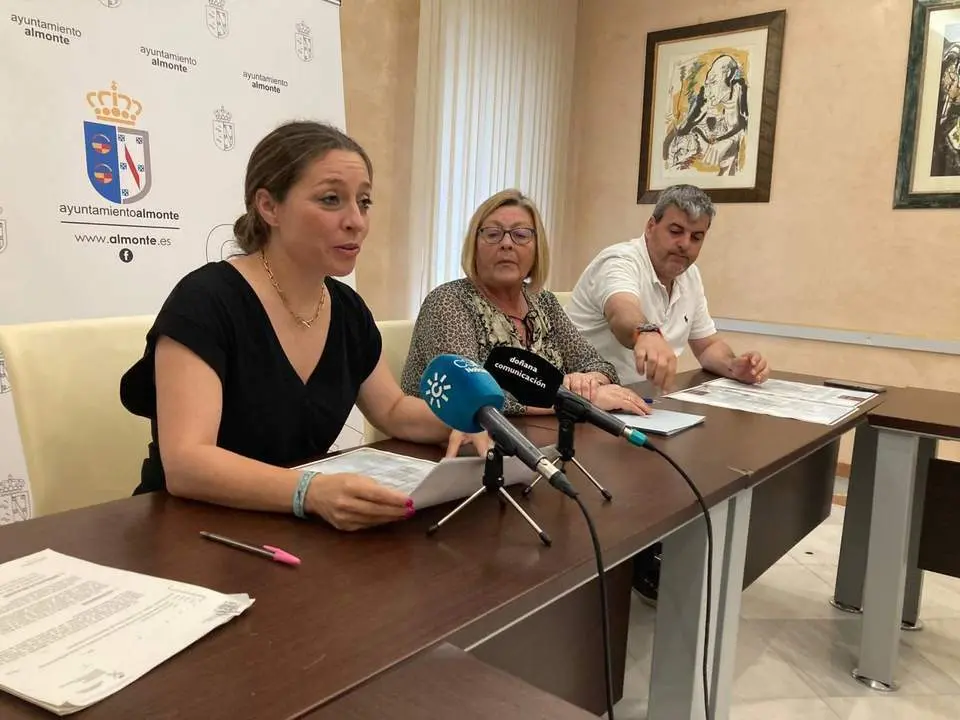 La concejala de El Roc&iacute;o y directora del Plan Venida, Macarena Robles, en rueda de prensa. - VH