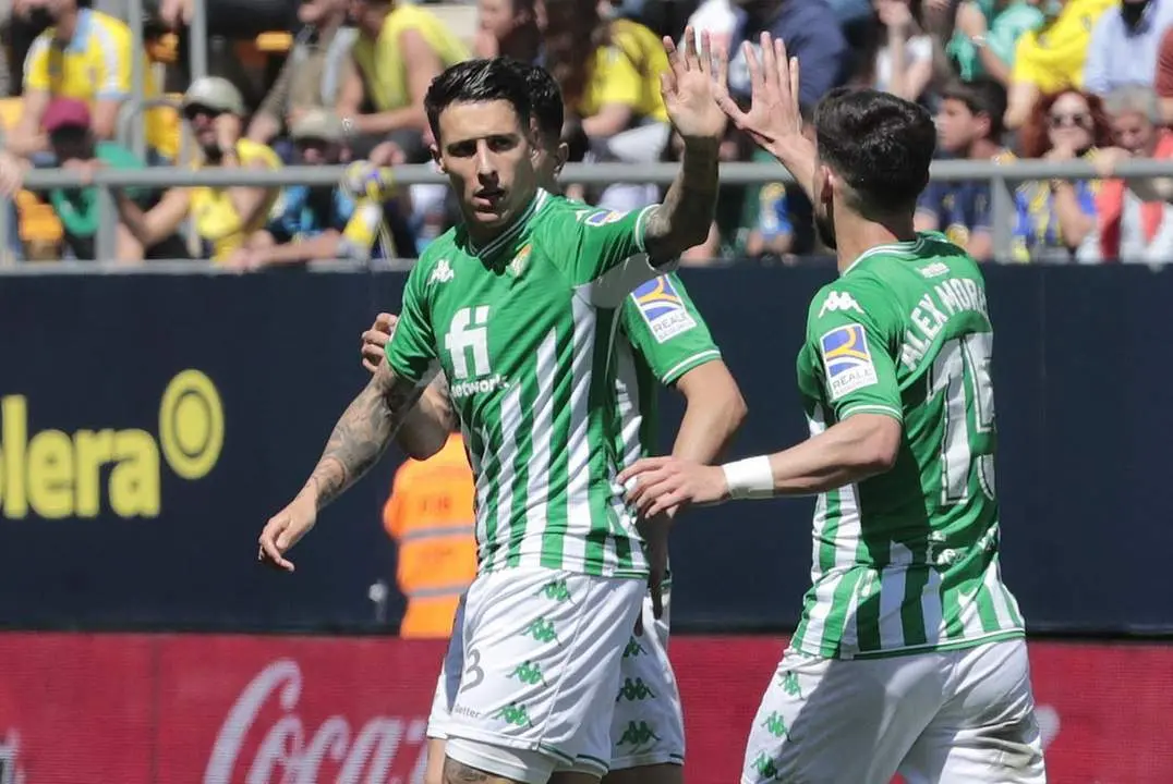 Cristian Tello y &Aacute;lex Moreno, futbolistas del Real Betis, celebran uno de los goles anotados contra el C&aacute;diz. - efe