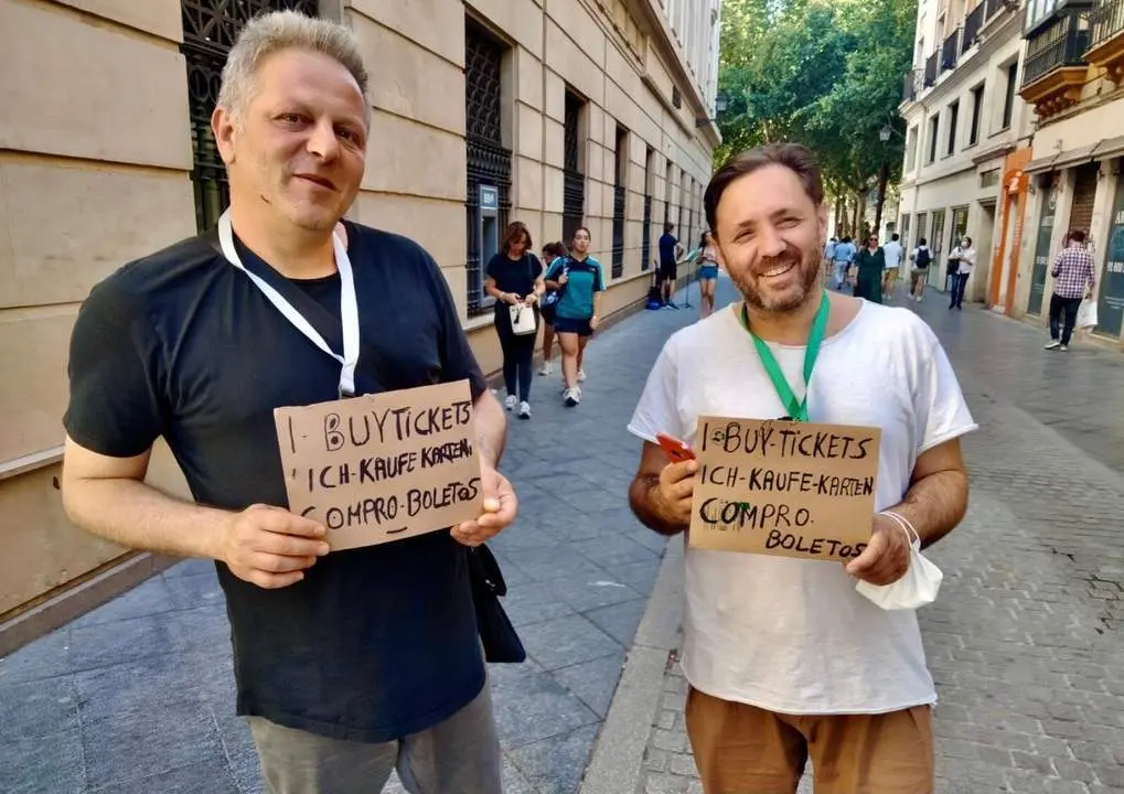 Dos aficionados buscando entradas por Sevilla. - Efe