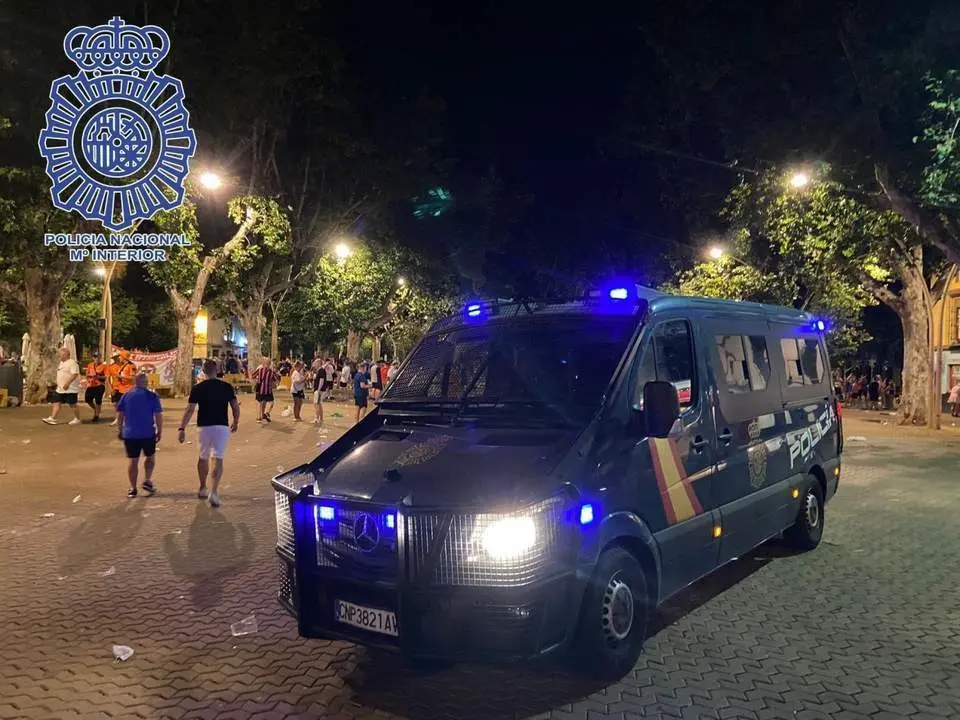 Despliegue policial en Sevilla por los hinchas alemanes y escoceses. - CNP