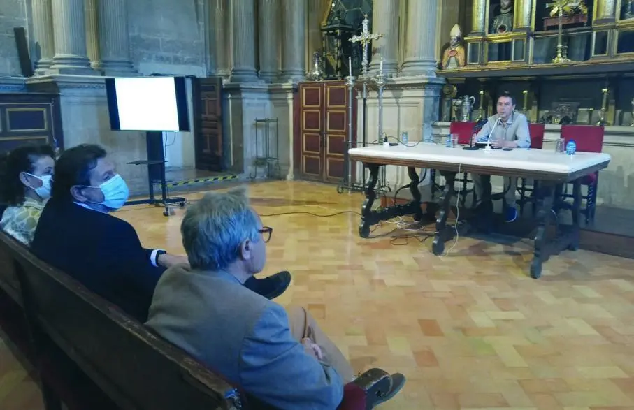 Conferencia de Antonio Luis Ampliato, en la Sacrist&iacute;a de la Catedral de Ja&eacute;n.  - Viva Ja&eacute;n.