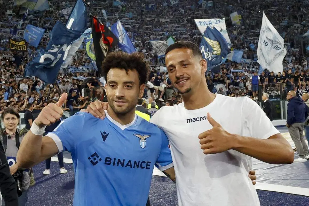 Felipe Anderson y Luiz Felipe con la grada de animaci&oacute;n de la Lazio. - efe