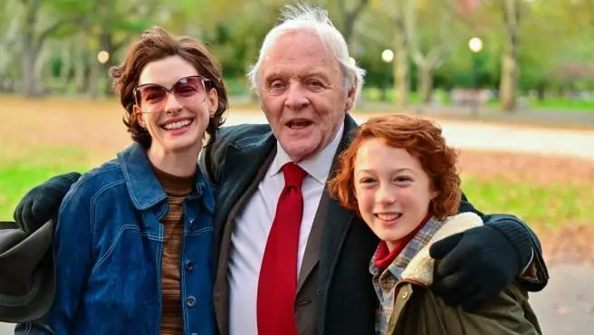 Anne Hathaway y Anthony Hopkins en un momento de Armaggedon Time - Cinemascope